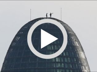 Vidéo :  deux Français au sommet de la Tour Glòries